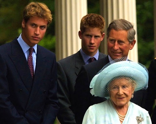 Harry, William,  Charles a prababička Alžběta Bowes Lyon